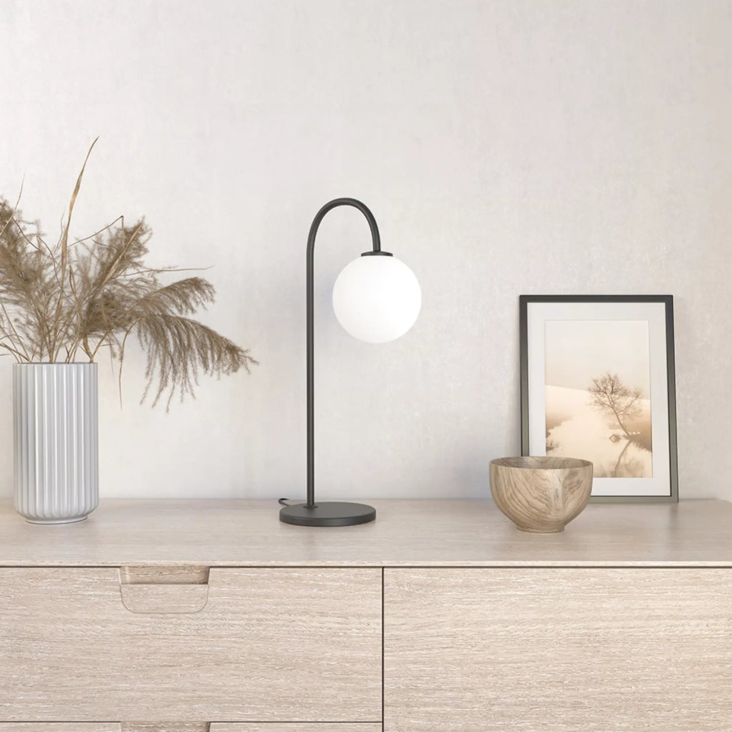 Herstal Ballon Bordslampa, Svart/Opal glas