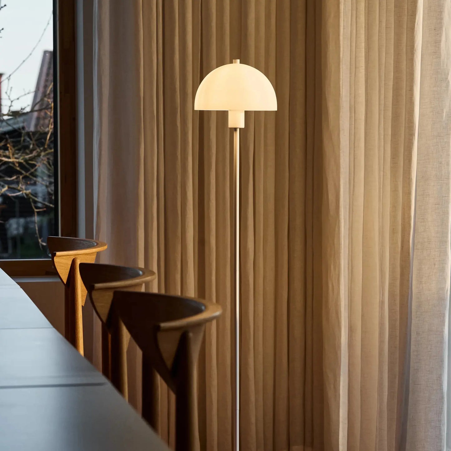 Herstal Vienda Golvlampa, Vit/Opal glas