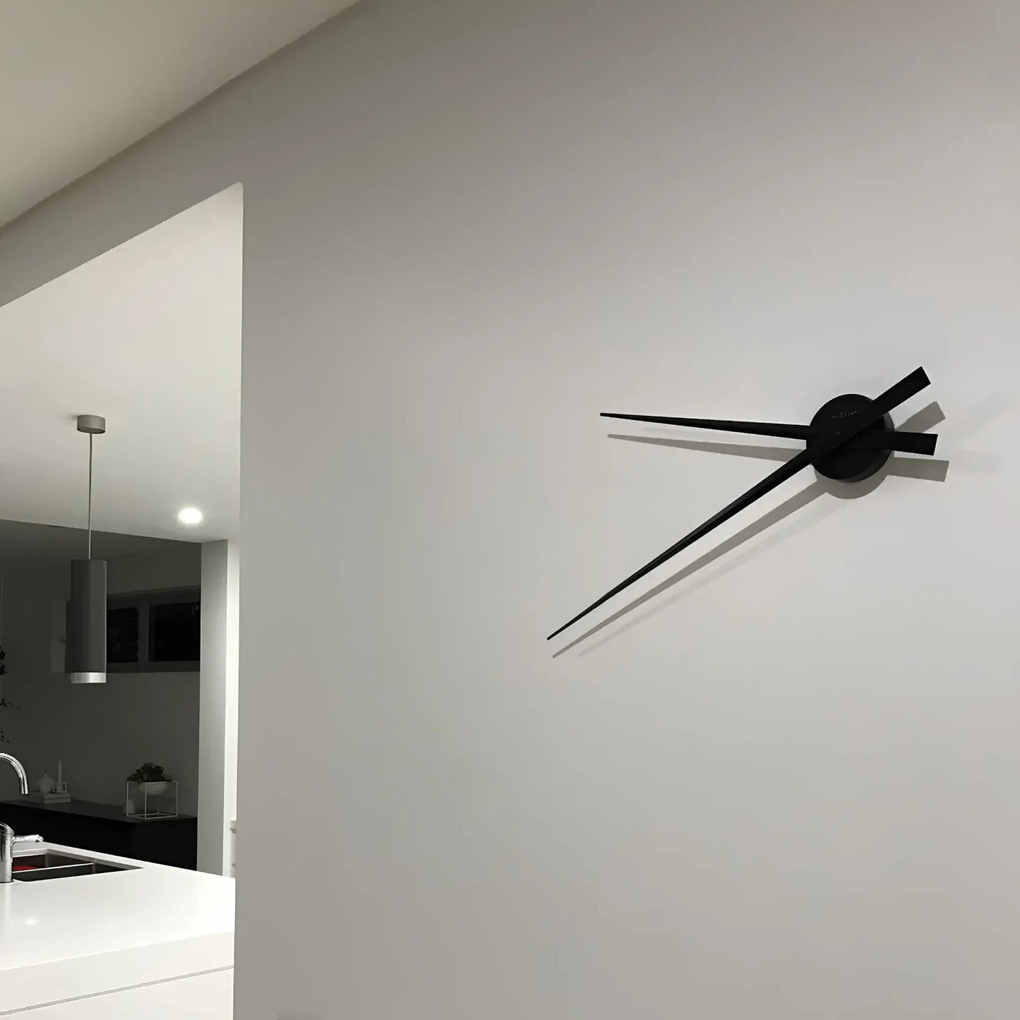 NeXtime Hands Väggklocka 85 cm, Svart