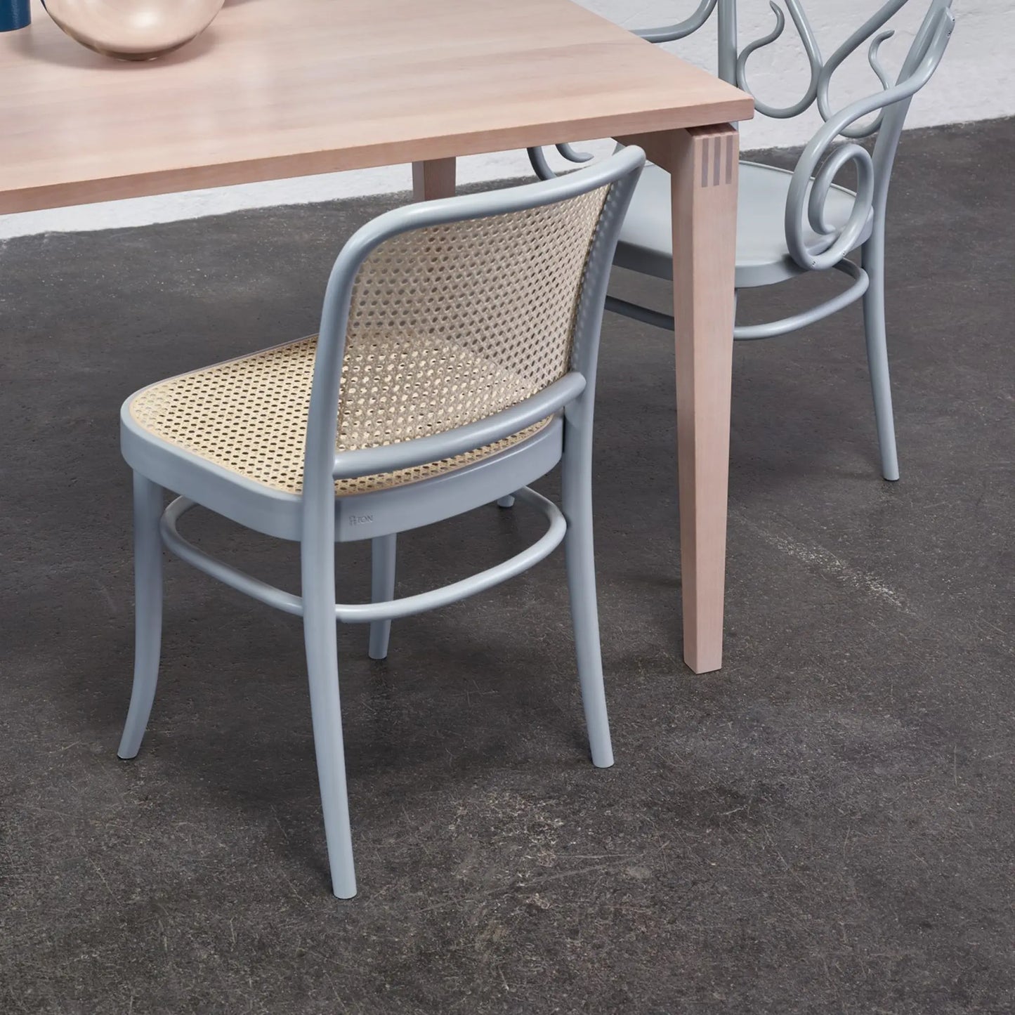 Ton 811 Stol, Natural varnish