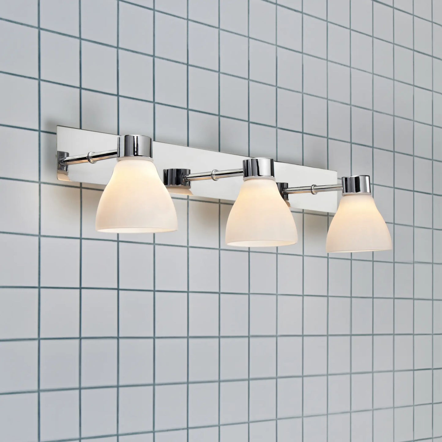 Markslöjd Cassis Vägglampa 3 l Ip44, Krom/Opal
