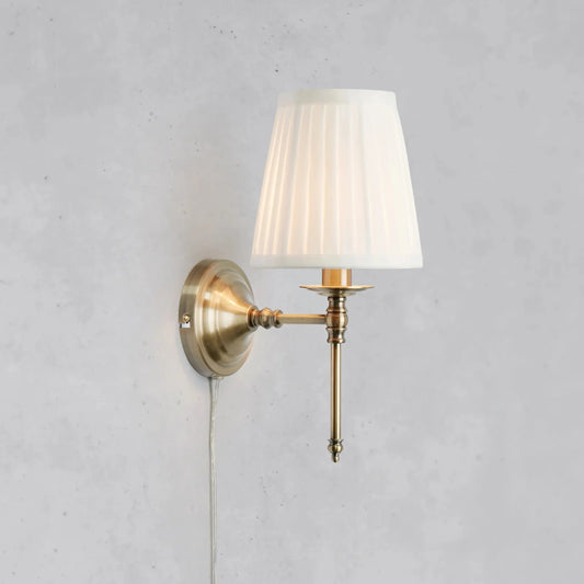 Markslöjd Manor Vägglampa, Vit/Antik Mässing