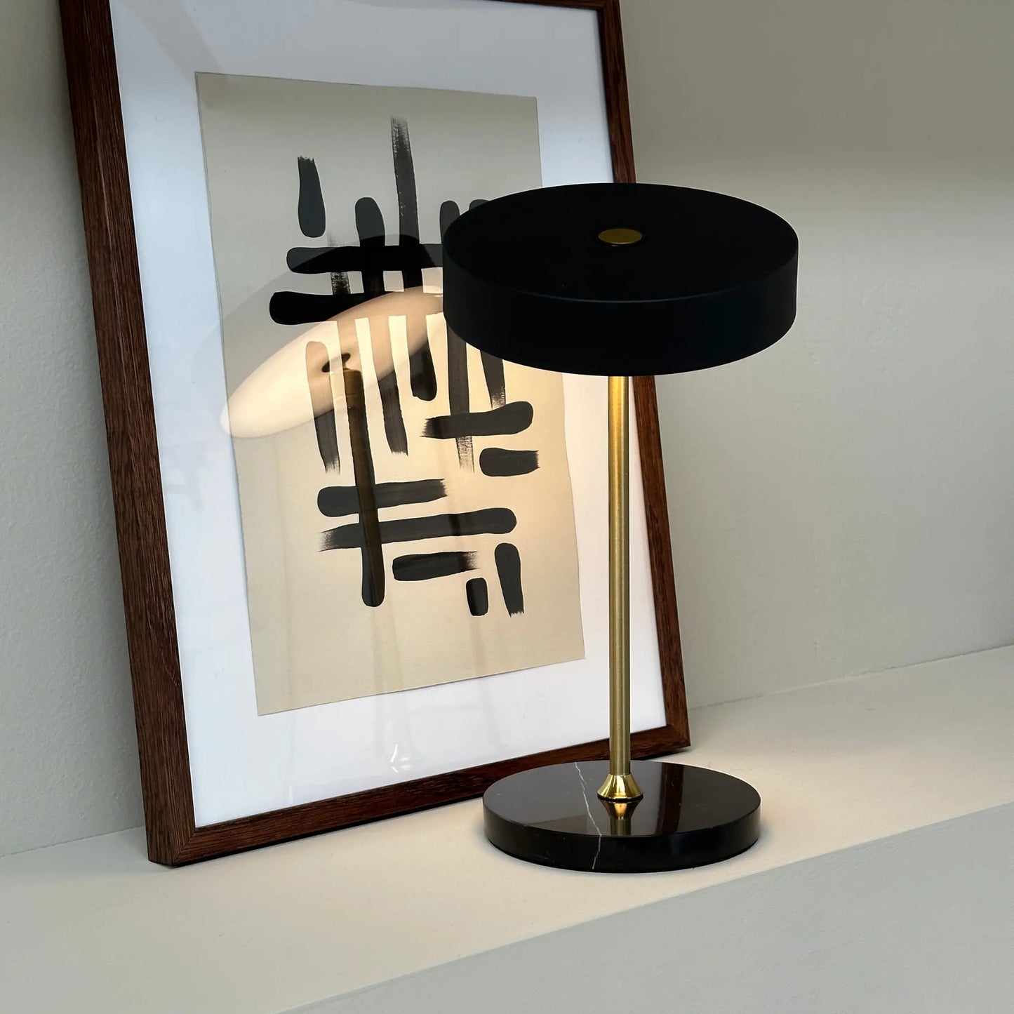 Dyberg Larsen Moonlight Bordslampa LED Laddningsbar, Svart/Mässing/Marmor