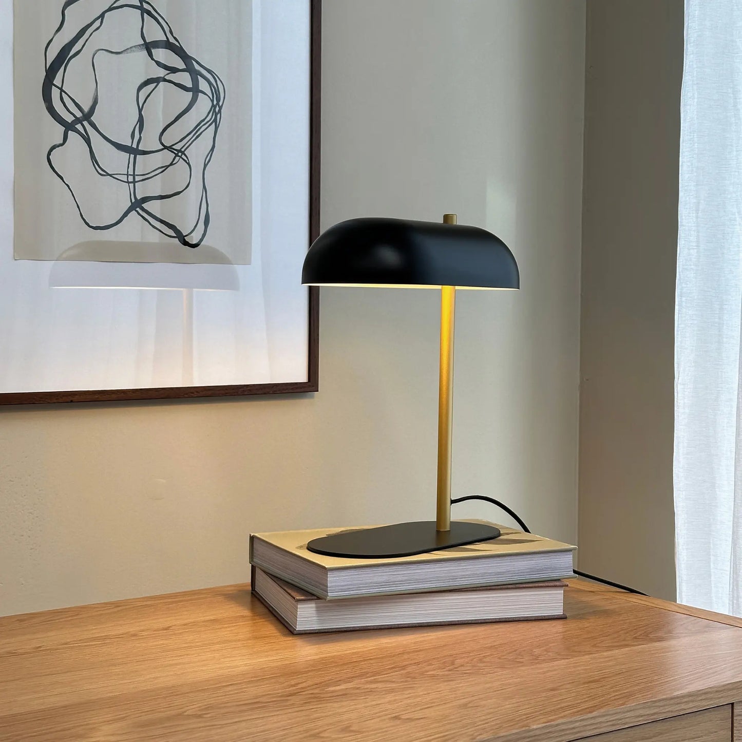 Dyberg Larsen Arch Bordslampa, Mattsvart/Matt Mässing
