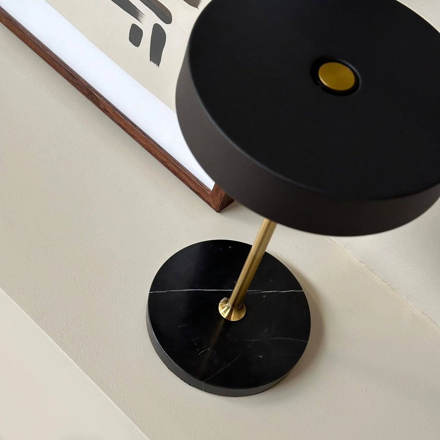 Dyberg Larsen Moonlight Bordslampa LED Laddningsbar, Svart/Mässing/Marmor