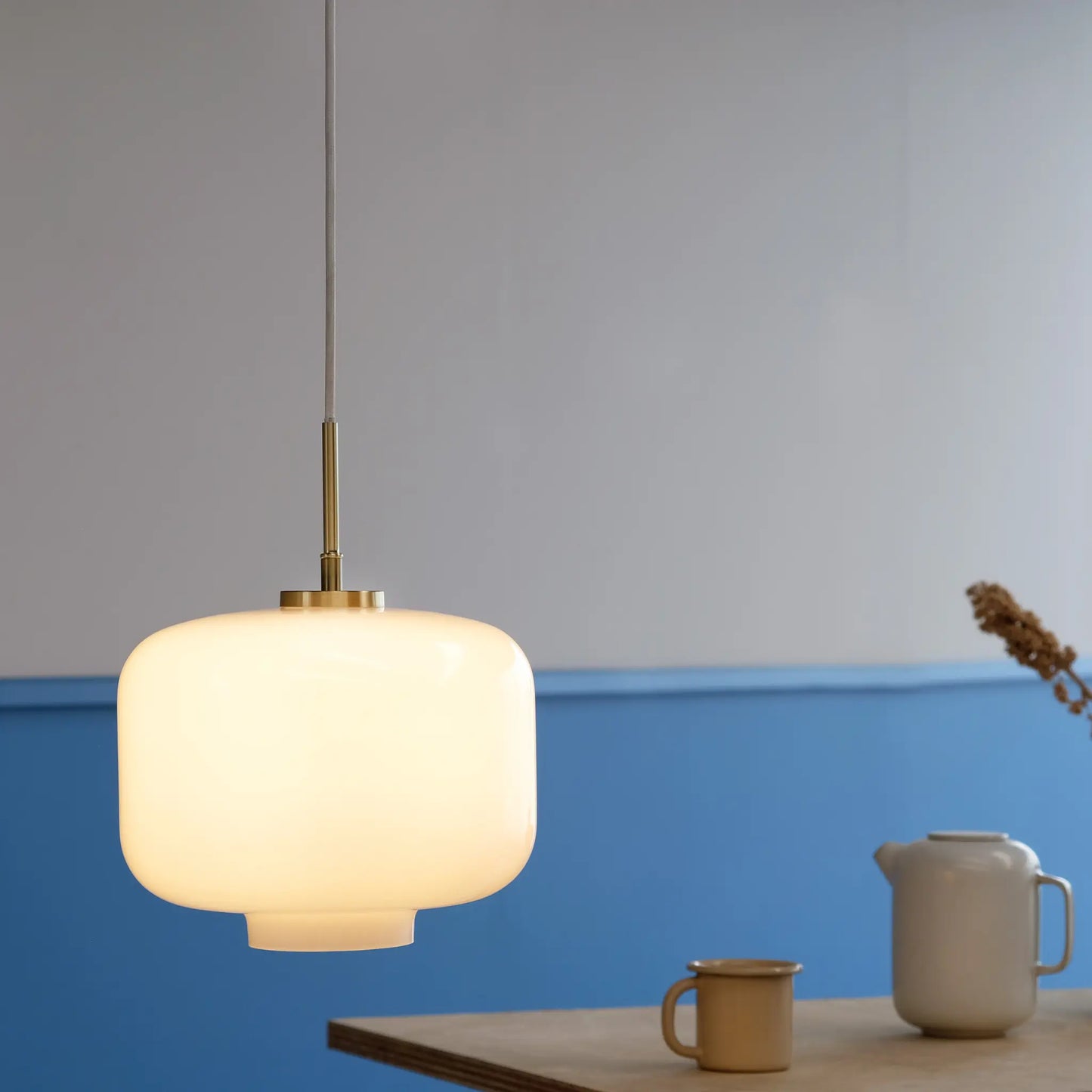 Dyberg Larsen ARP Taklampa Ø30 cm, Opal/Mässing