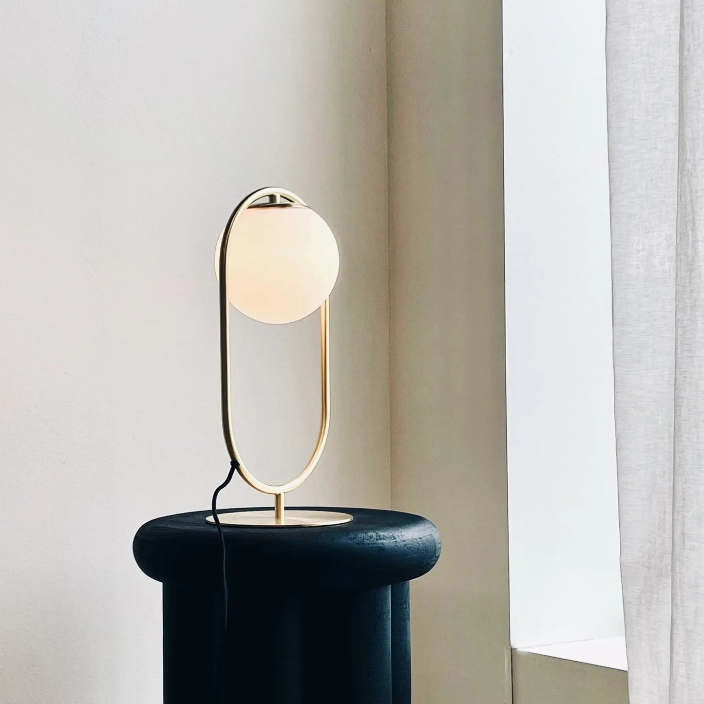 Dyberg Larsen Reims Bordslampa med båge och glaskupa, Mässing/Vit