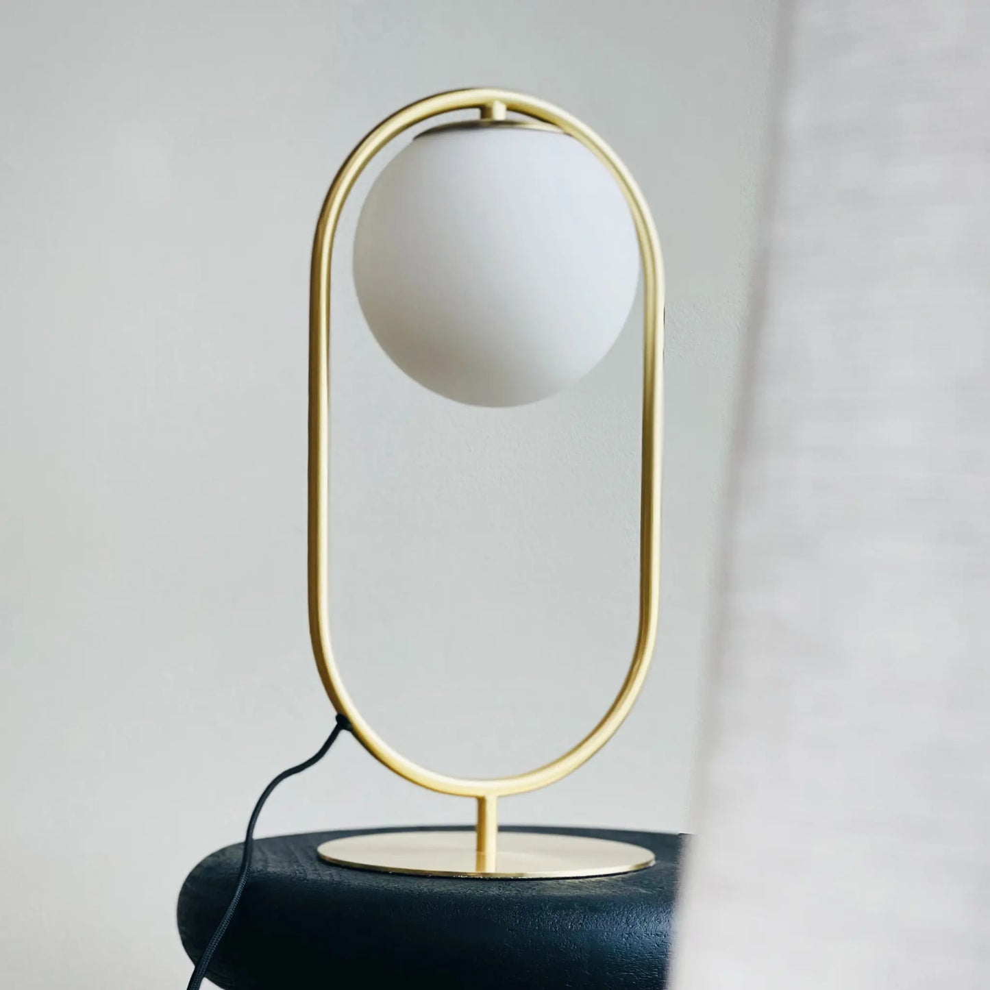 Dyberg Larsen Reims Bordslampa med båge och glaskupa, Mässing/Vit