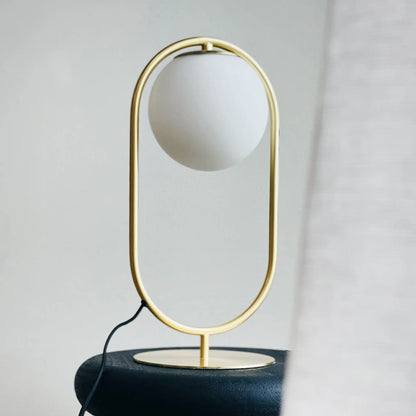 Dyberg Larsen Reims Bordslampa med båge och glaskupa, Mässing/Vit