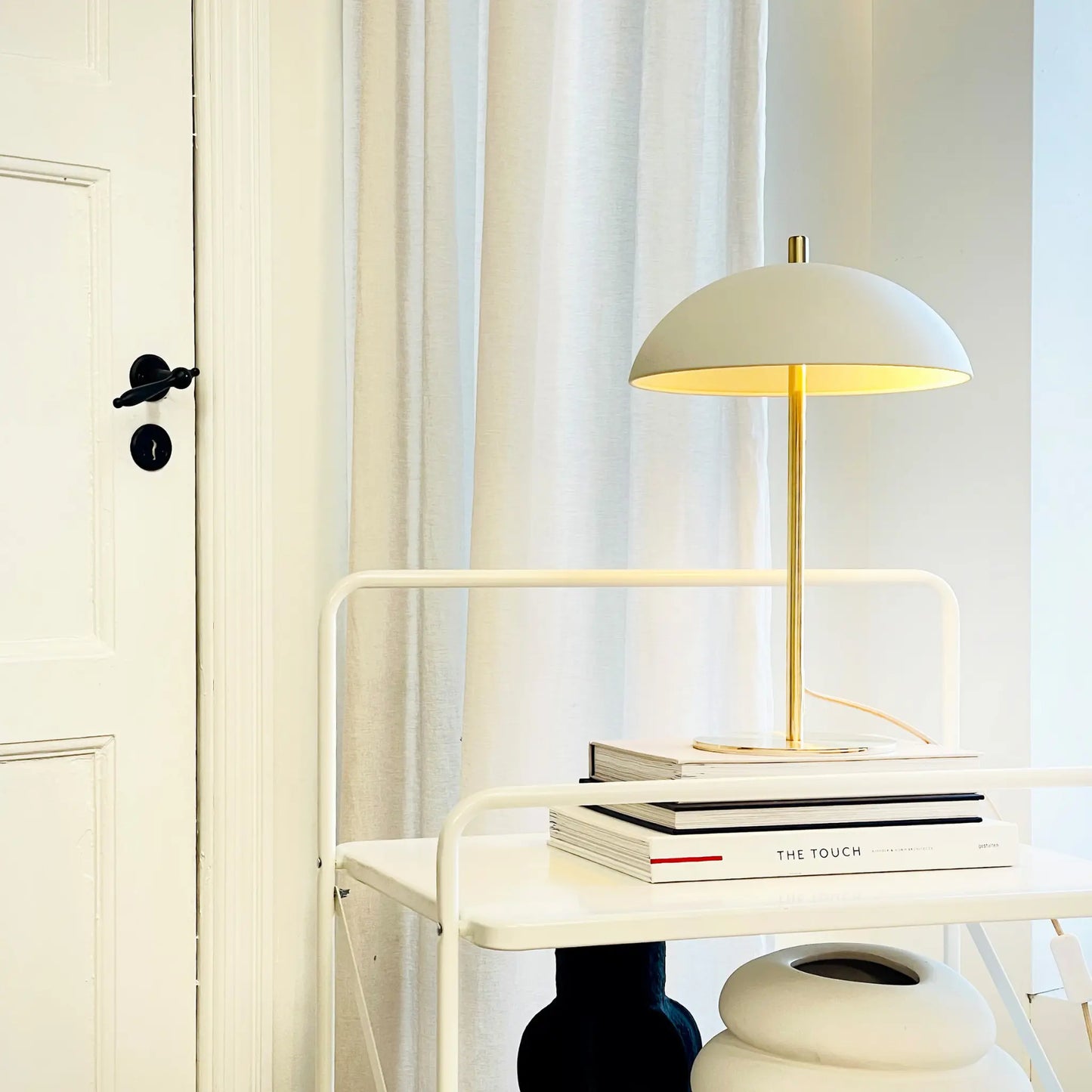 Dyberg Larsen Globus Bordslampa, Beige/Mässing