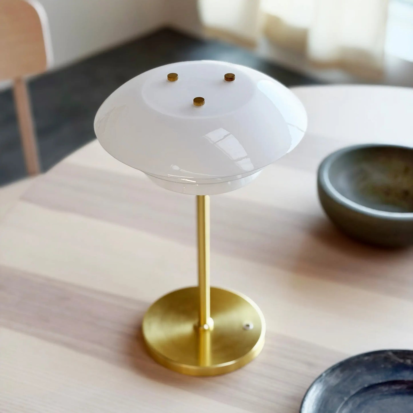 Dyberg Larsen DL20 Bordslampa LED Laddningsbar, Opal/Mässing
