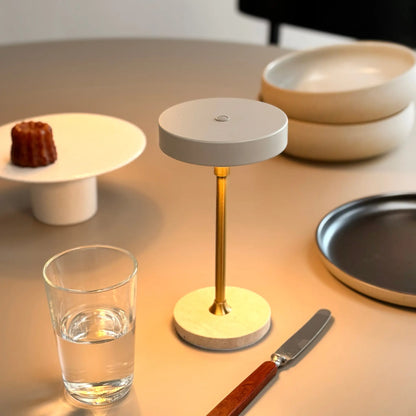 Dyberg Larsen Moonlight Bordslampa LED Laddningsbar, Beige/Mässing/Travertin