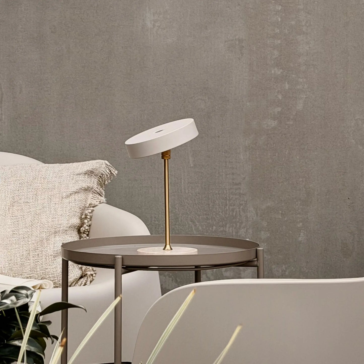 Dyberg Larsen Moonlight Bordslampa LED Laddningsbar, Beige/Mässing/Travertin