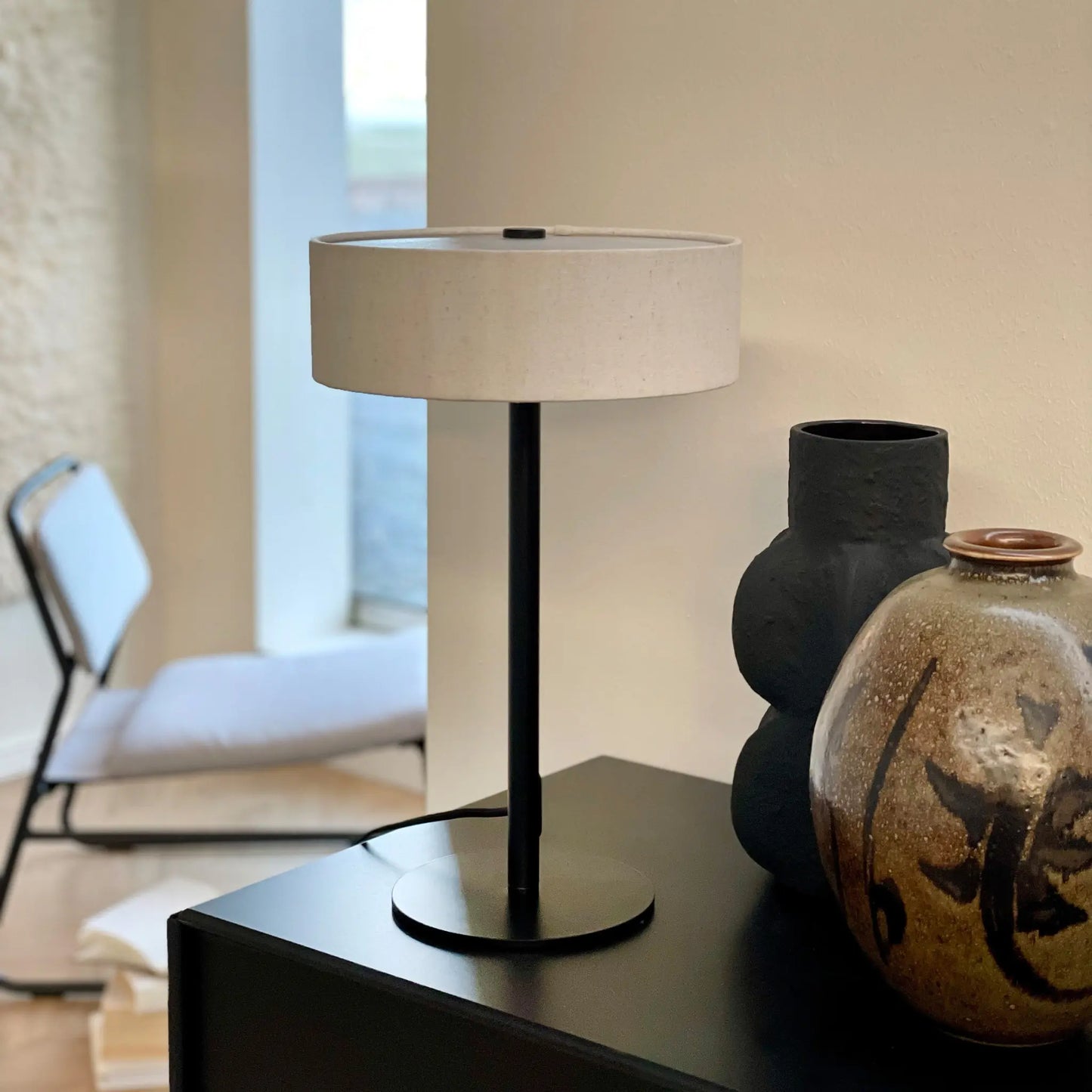 Dyberg Larsen Calix Bordslampa med tygskärm, Svart/Natur