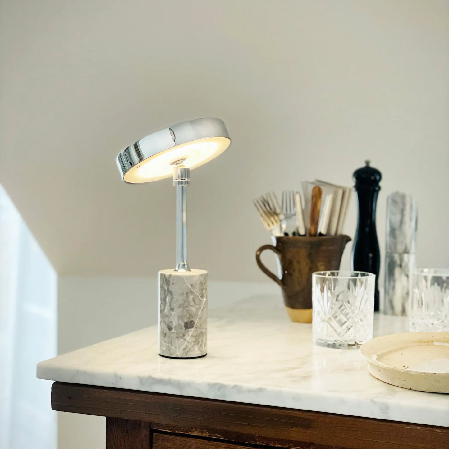 Dyberg Larsen Starlight Bordslampa LED Laddningsbar, Krom/Grå marmor