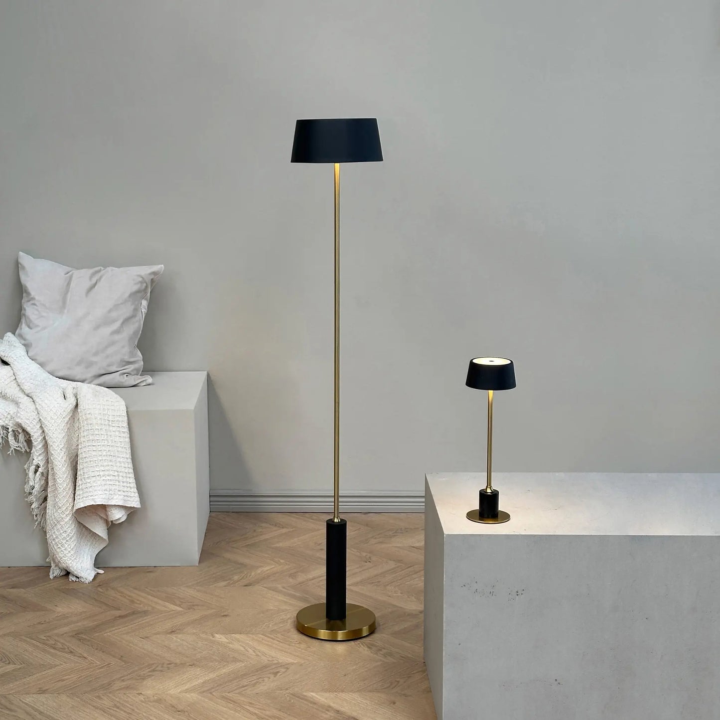 Dyberg Larsen Yoyo Golvlampa LED, Svart/Mässing