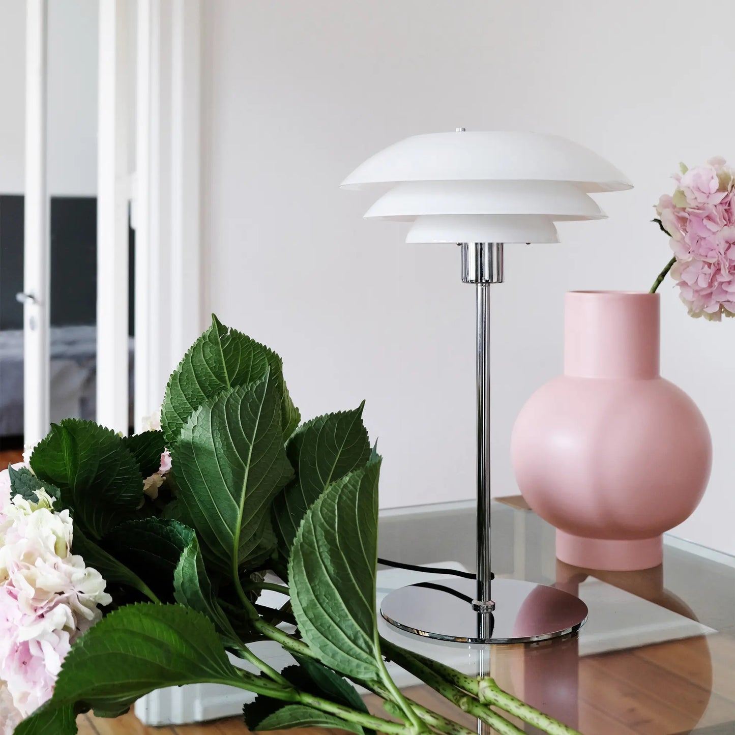 Dyberg Larsen DL31 Bordslampa, Opal/Krom