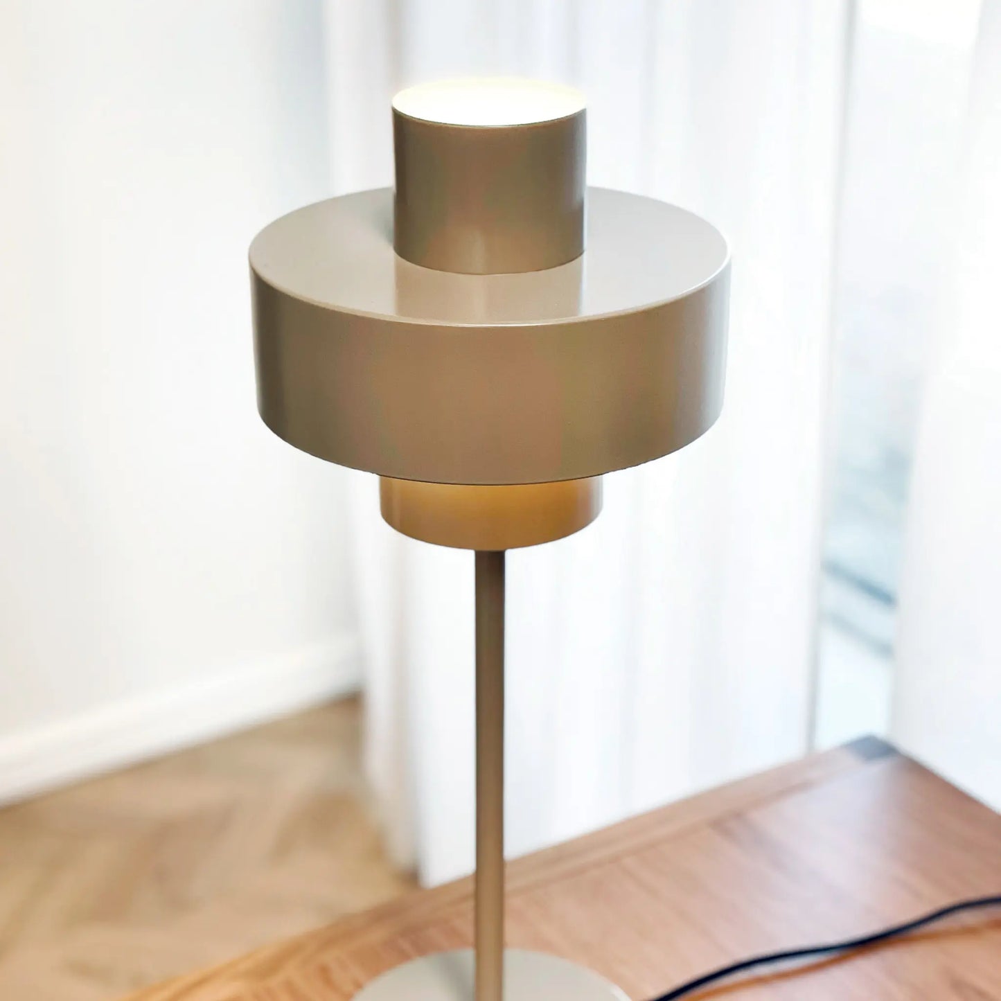 Dyberg Larsen Stoke Bordslampa 20 cm, Varmgrå