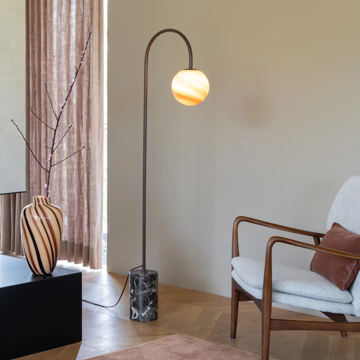 it's about RoMi Tivoli Golvlampa, Brun
