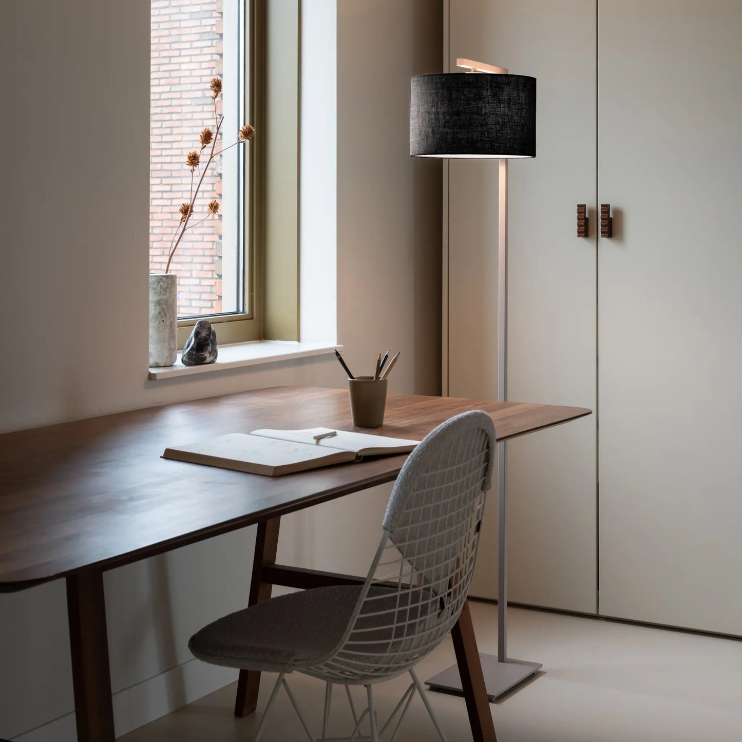it's about RoMi Boston Golvlampa, Sand/Svart