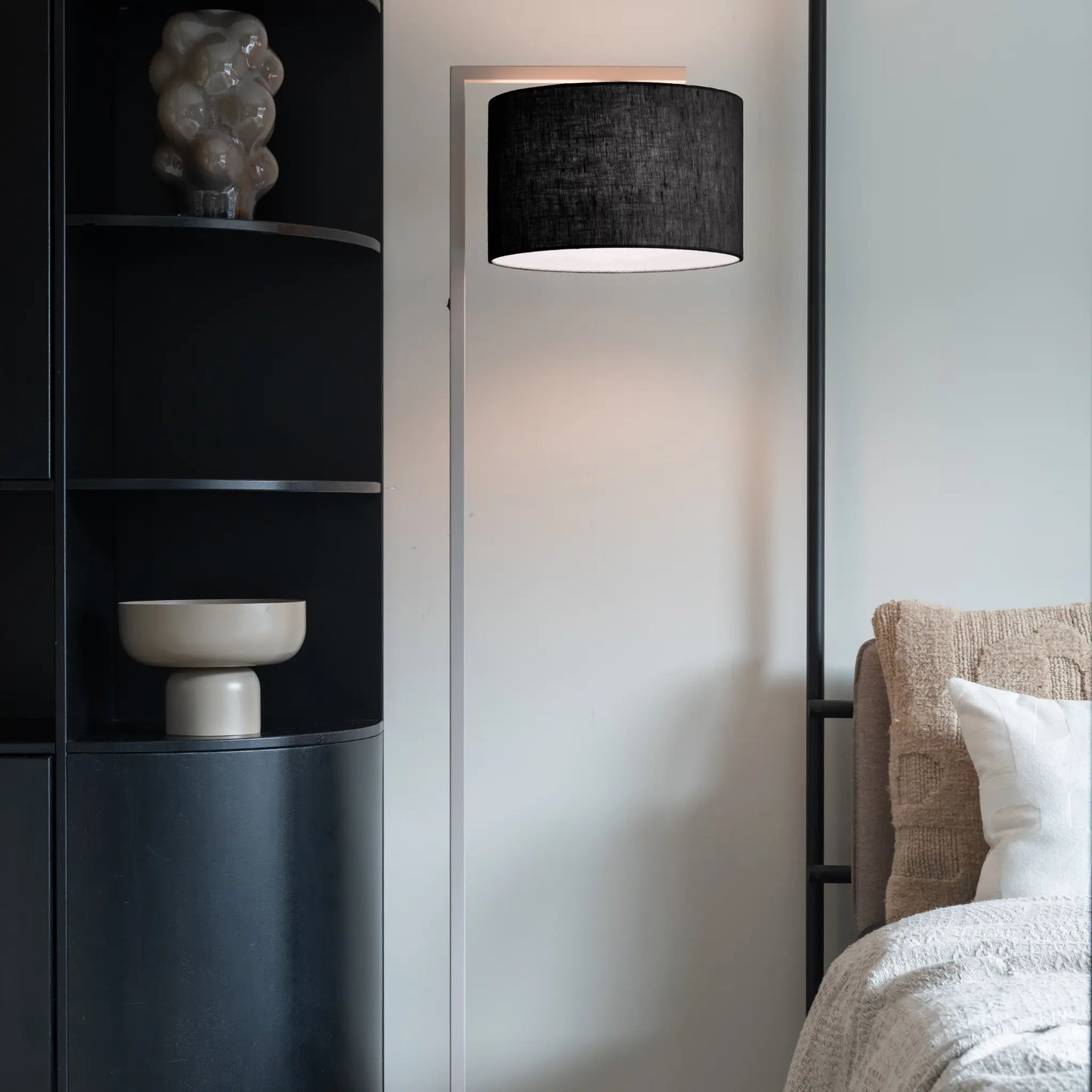 it's about RoMi Boston Golvlampa, Sand/Svart