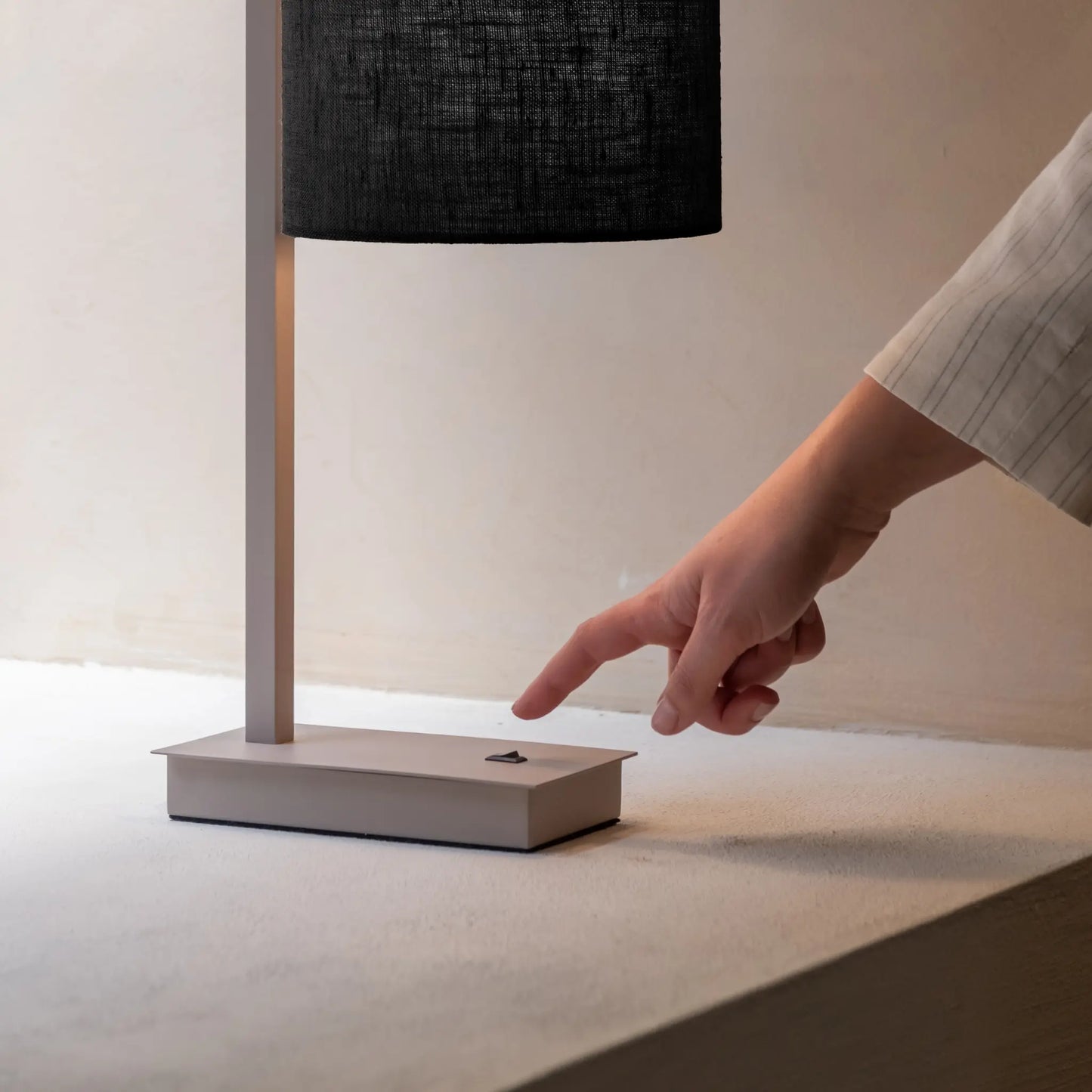 it's about RoMi Boston Bordslampa, Sand/Svart