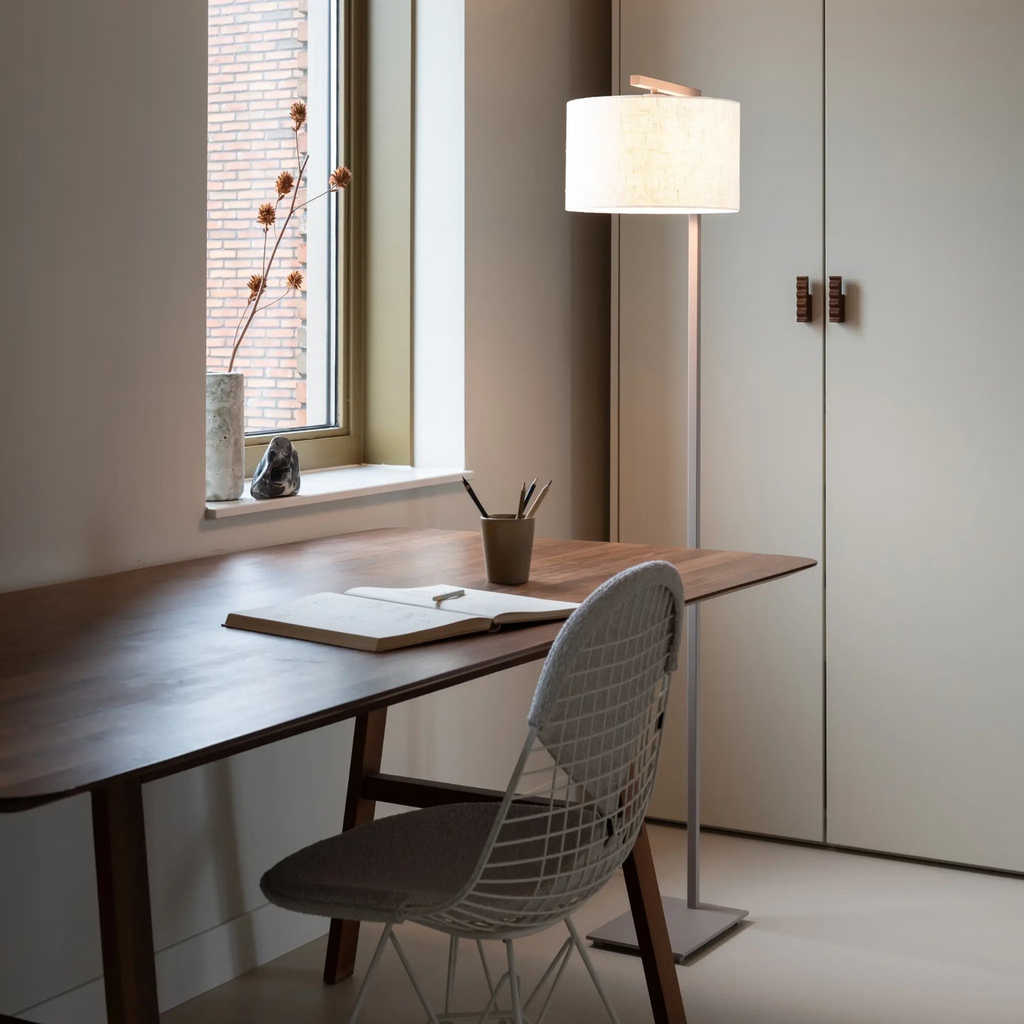 it's about RoMi Boston Golvlampa, Sand/Vit