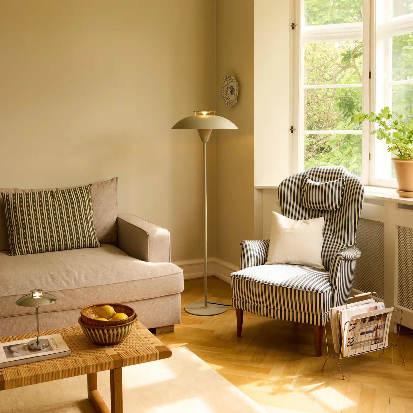 Halo Design Stepp Golvlampa, Sand Antique