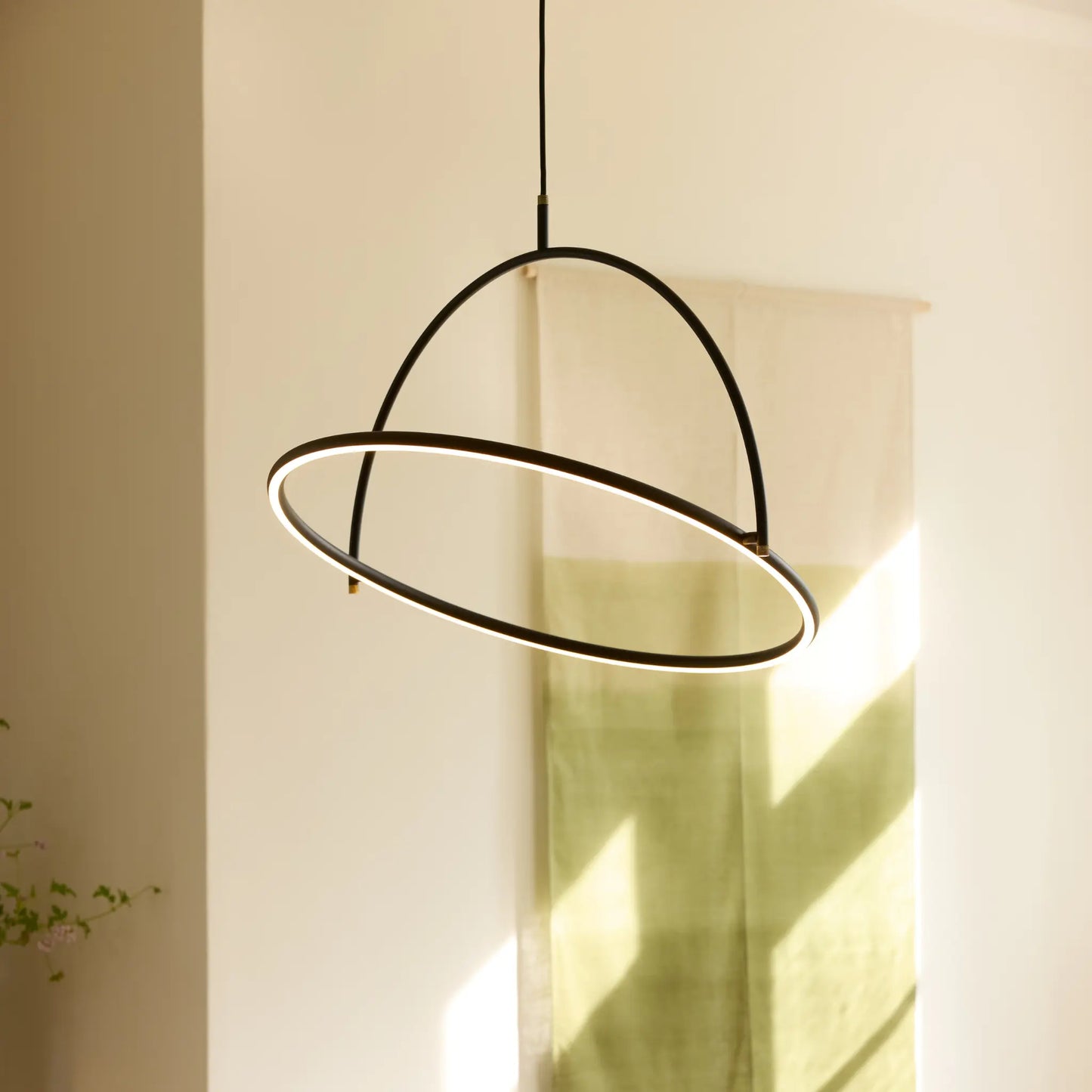 Halo Design Tilt Ljuskrona Ø60 cm 3-Stegs, Black