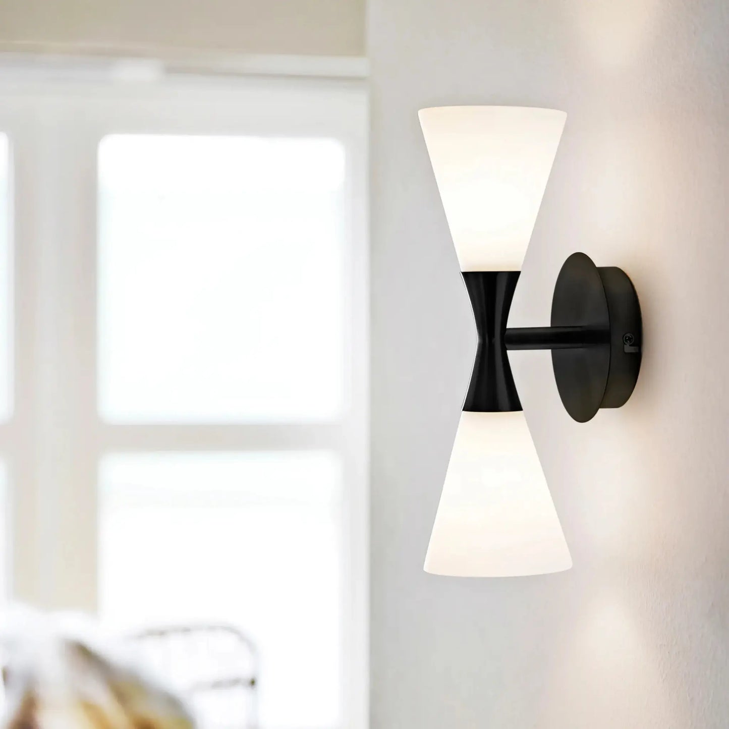Herstal Harlekin Vägglampa Duo, Mattsvart/Opal glas