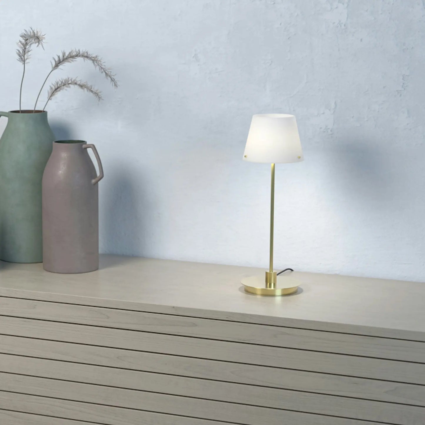 Herstal Gil il Grande Bordslampa, Satin brass/Opal glas