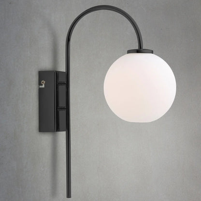 Herstal Ballon Vägglampa, Svart/Opal glas