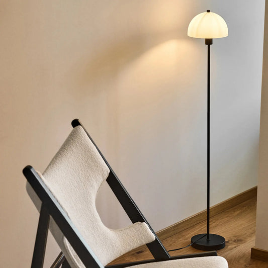 Herstal Vienda Golvlampa, Svart/Opal glas