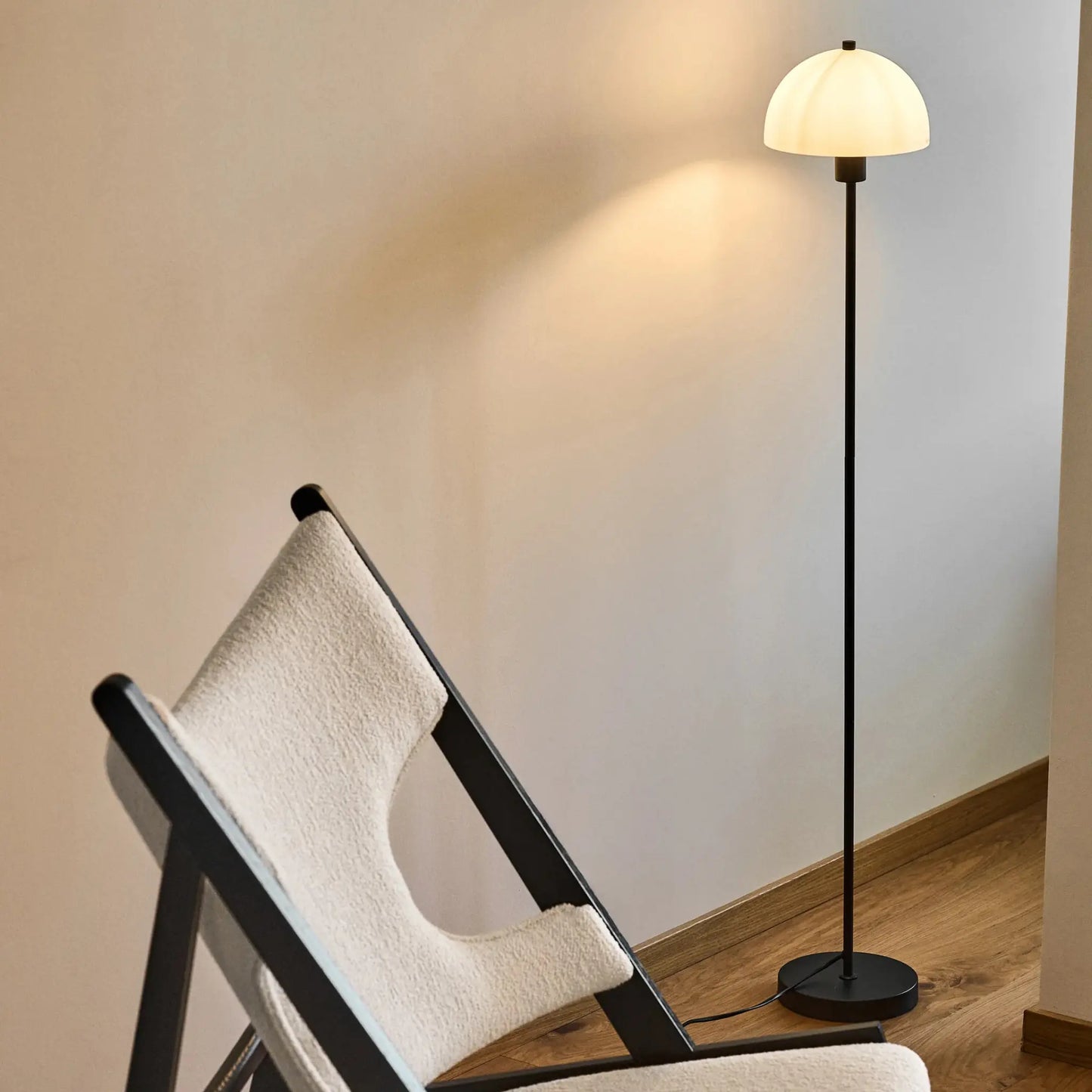 Herstal Vienda Golvlampa, Svart/Opal glas