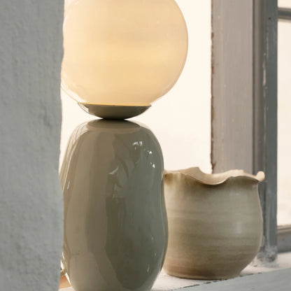 Madam Stoltz Enamel Bordslampa, Grå/vit