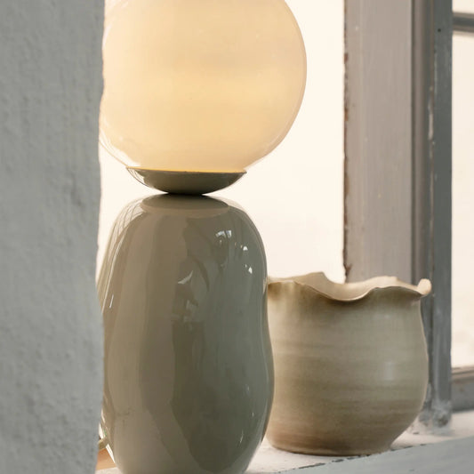 Madam Stoltz Enamel Bordslampa, Grå/vit