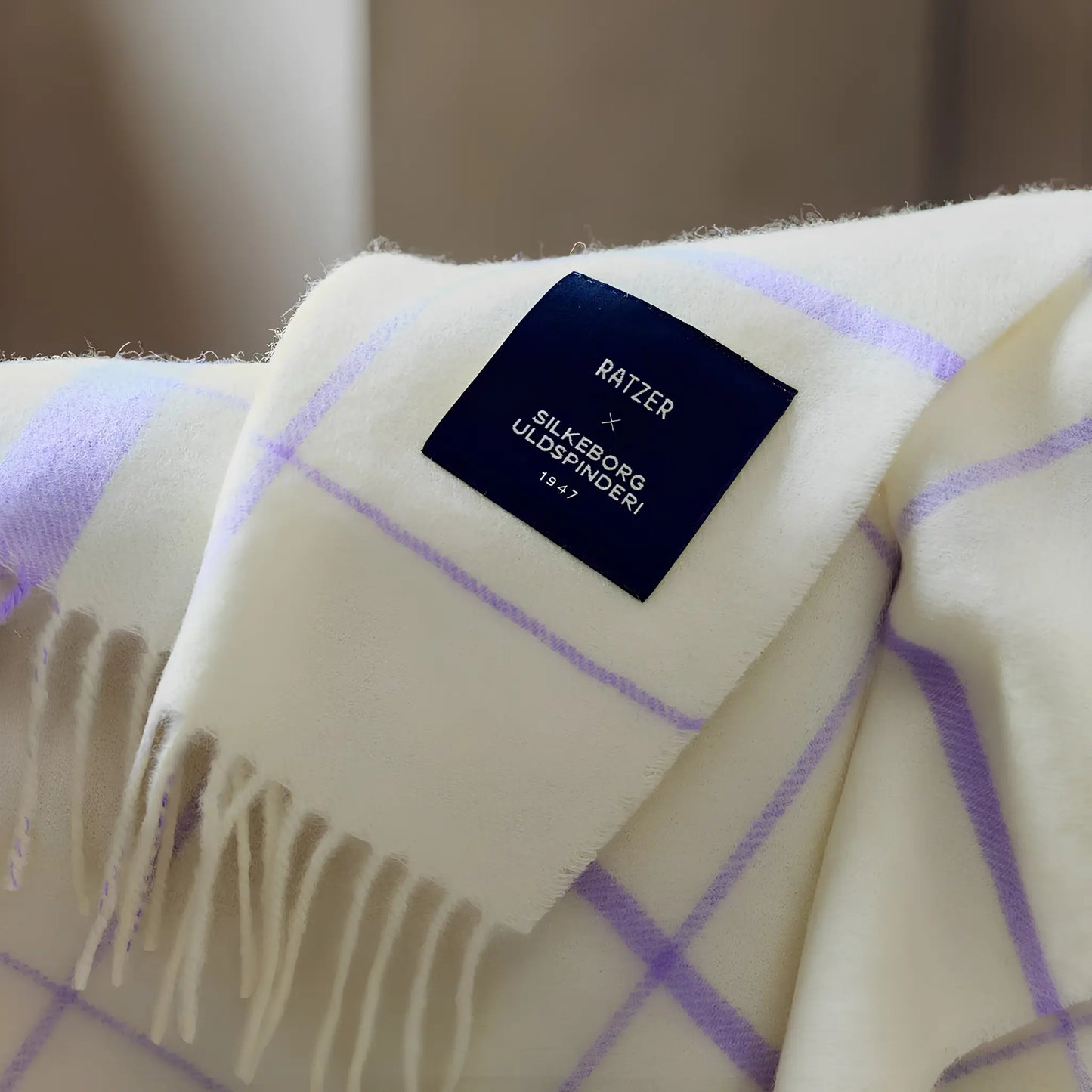 Silkeborg Uldspinderi Warp and Weft Ullpläd 130x190 cm, Vibrant - Raw White/Lilac