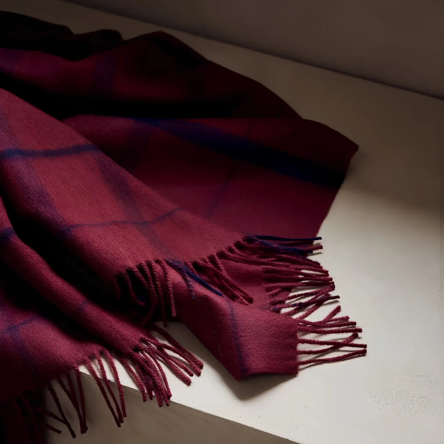 Silkeborg Uldspinderi Warp and Weft Ullpläd 130x190 cm, Embrace - Beetroot/Midnight