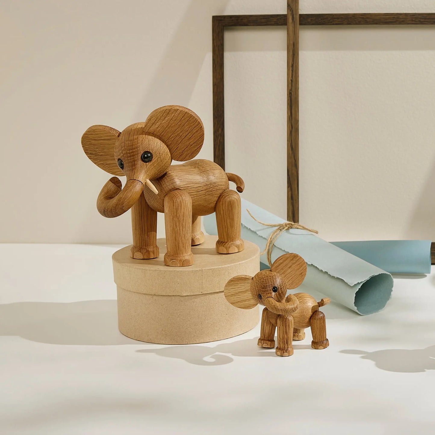 Spring Copenhagen Ella Elefant Baby Trädekoration 9 cm, Ek/Lönn
