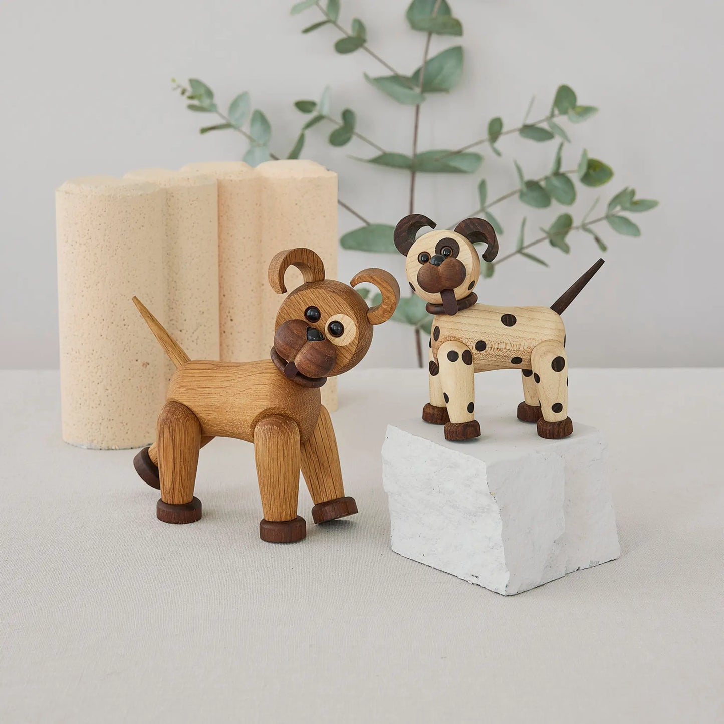 Spring Copenhagen Happy Dog Dekoration 13,5 cm, Ek