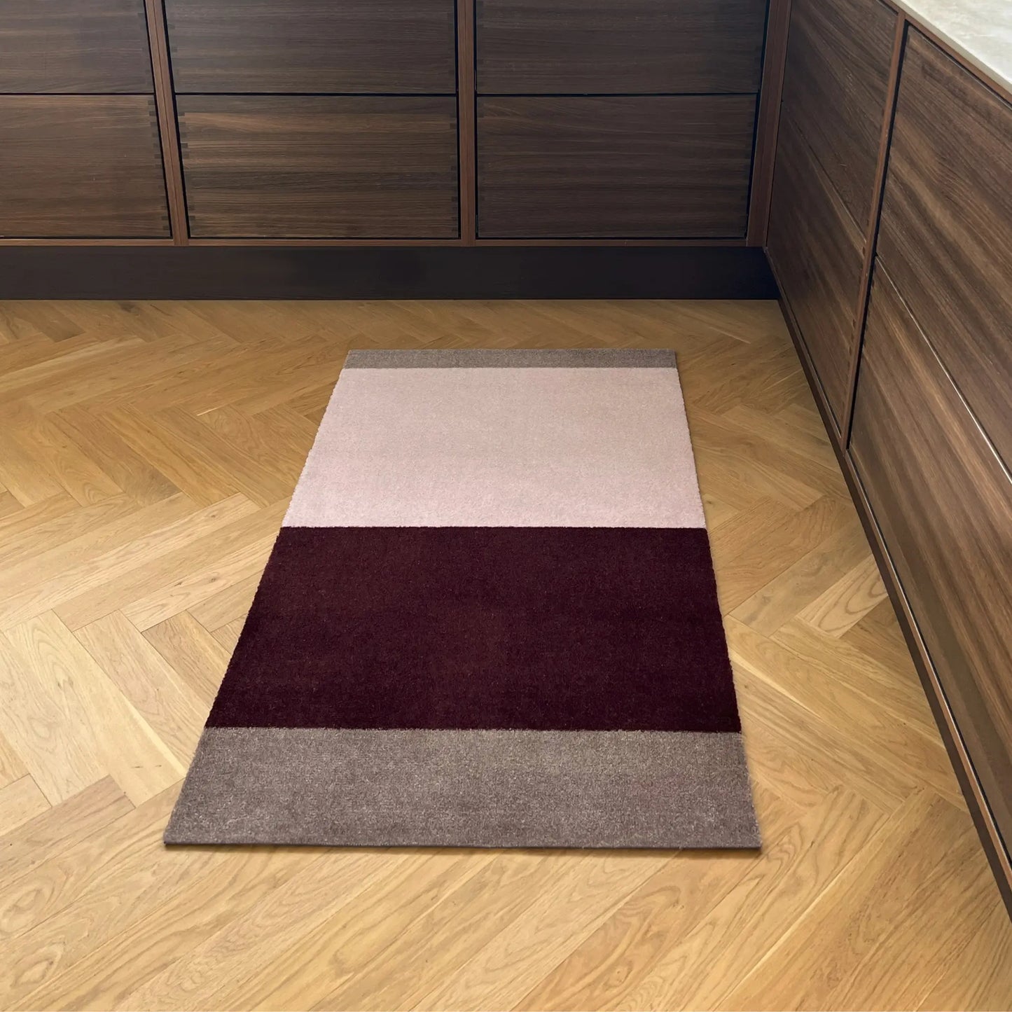 Tica Copenhagen Horizontal Matta 67x120 cm, Bordeaux, rose, sand