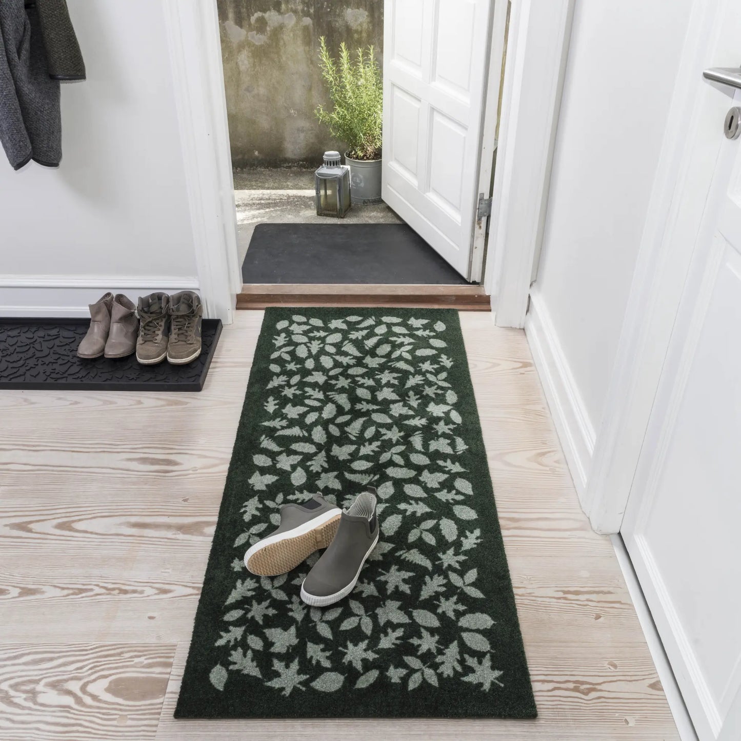 Tica Copenhagen Leaves Skomatta 88x38 cm, Svart