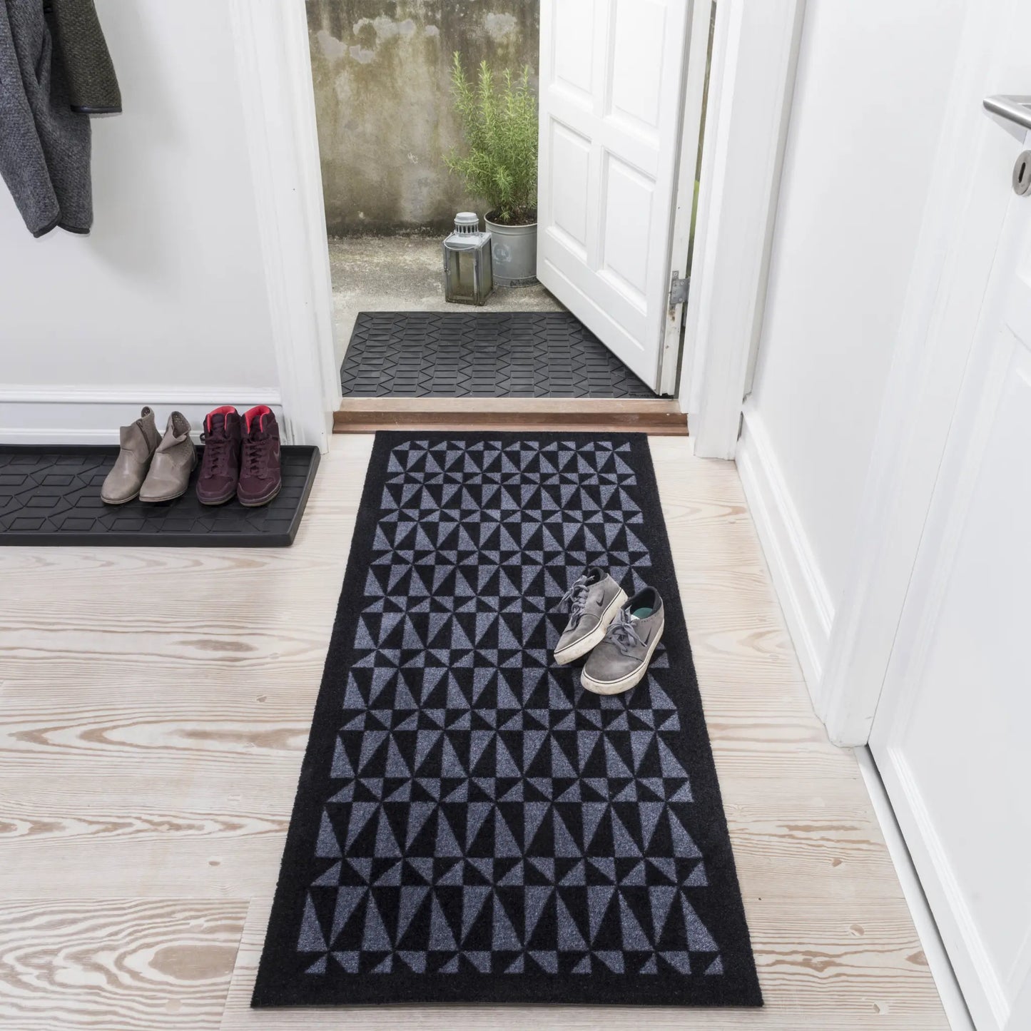 Tica Copenhagen Graphic Skomatta 88x38 cm, Svart