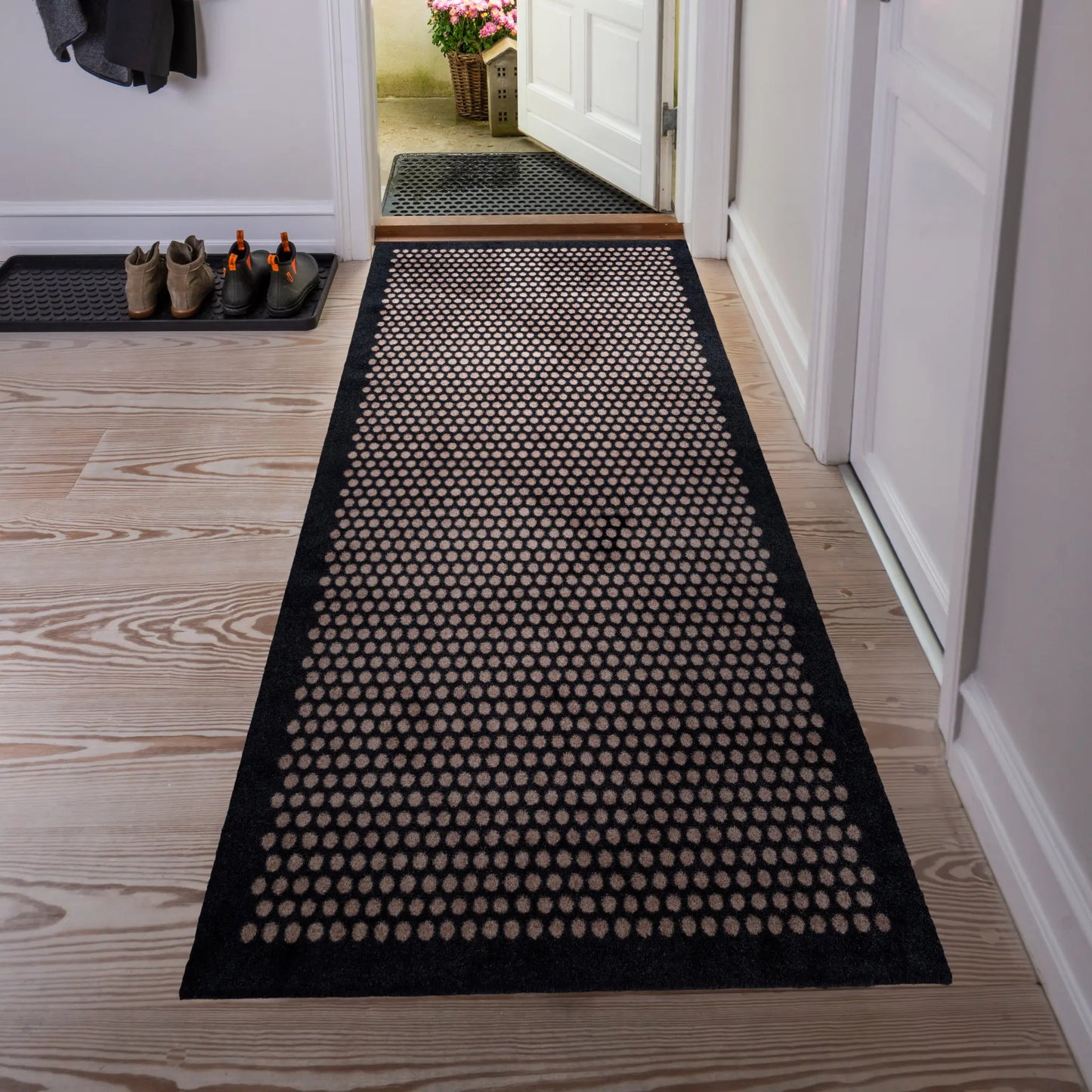 Tica Copenhagen Dot Matta 200x90 cm, Svart/beige
