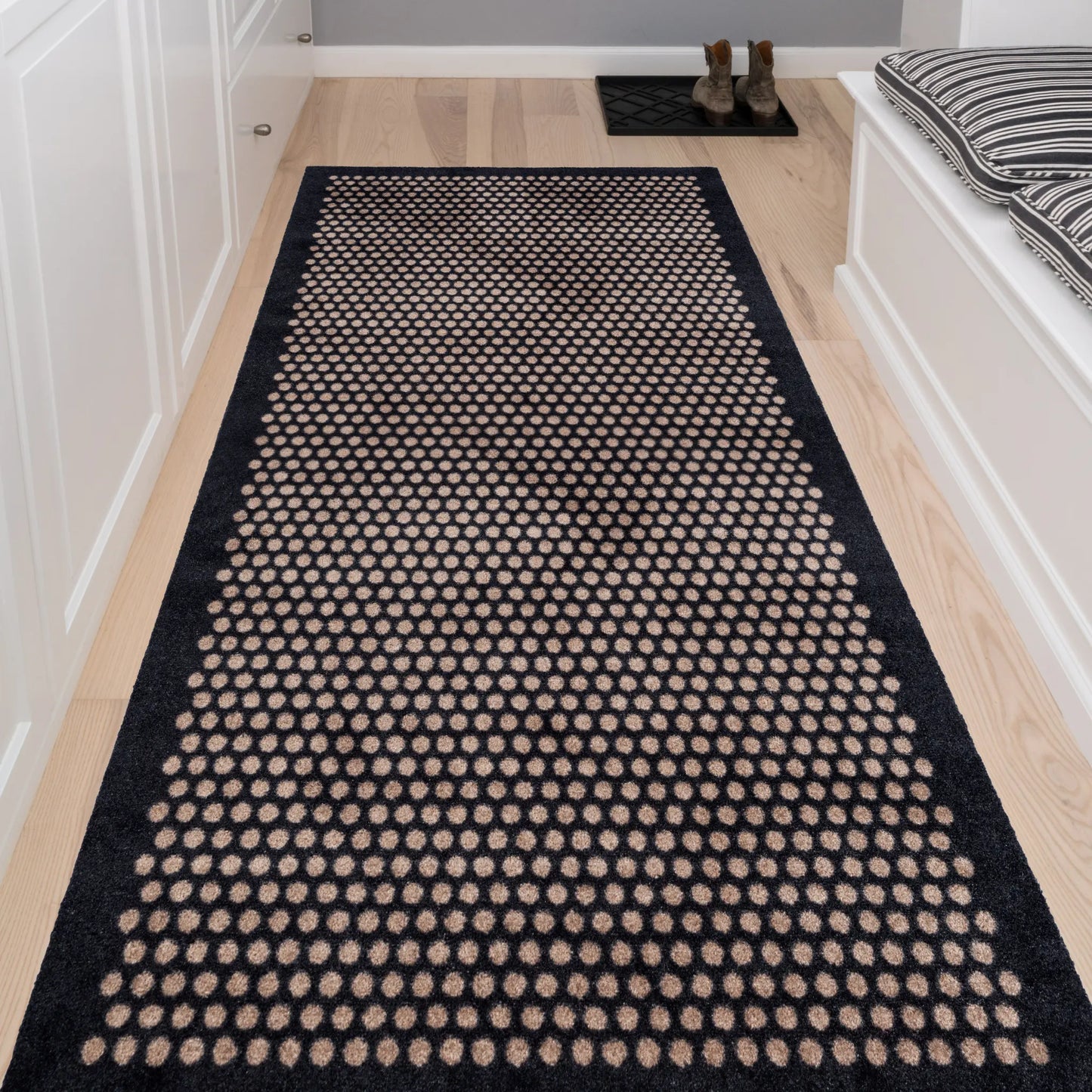 Tica Copenhagen Dot Matta 200x90 cm, Svart/beige