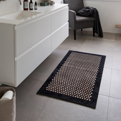Tica Copenhagen Dot Matta 120x67 cm, Svart/beige