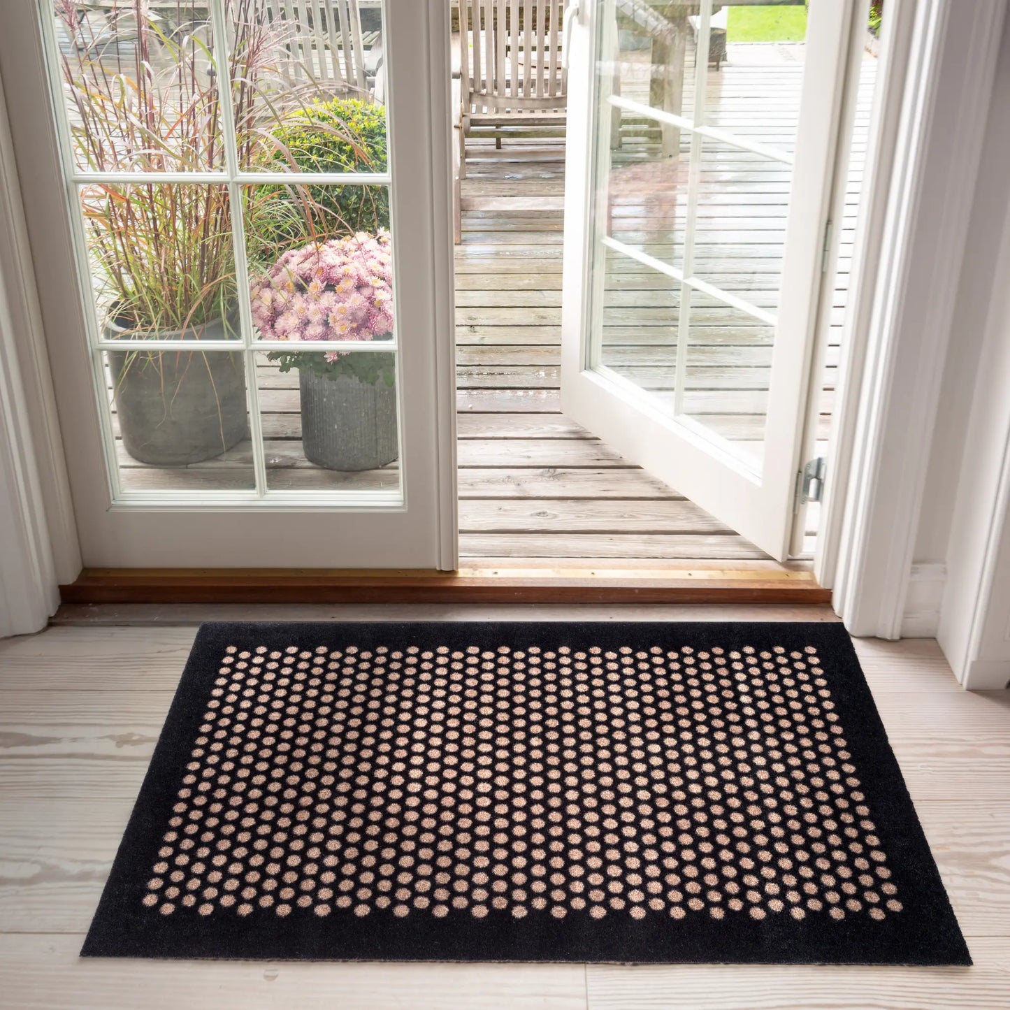 Tica Copenhagen Dot Matta 120x67 cm, Svart/beige
