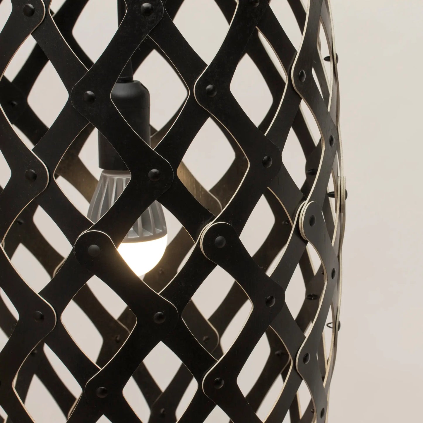David Trubridge Hinaki Taklampa 90 cm, Svart