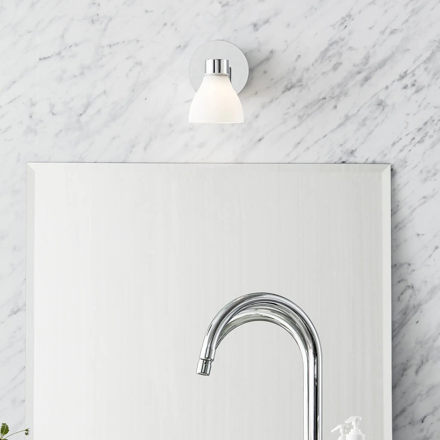 Markslöjd Cassis Vägglampa 1 l Ip44, Krom/Opal