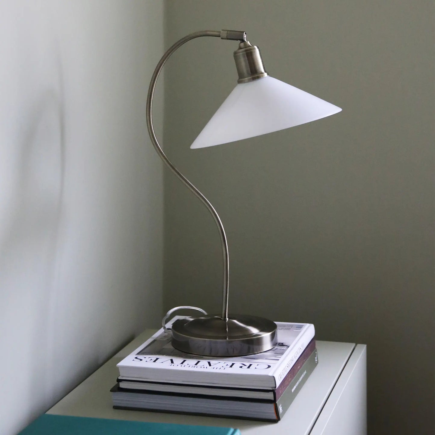 Markslöjd Vela Bordslampa 1 l Antikmässing/Blank, Vit